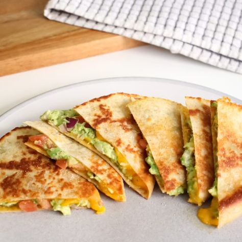 Gluten Free Quesadilla, Guacamole Quesadilla, Recipe For Guacamole, Easy Quesadilla, Quesadilla Recipes Easy, Creamy Guacamole, Homemade Guacamole Recipe, Quesadilla Recipe, Homemade Guacamole