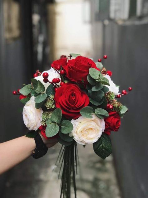 Begonia Wedding Bouquet, Afro Wedding, Red Rose Bridal Bouquet, Red Rose Bouquet Wedding, Red Roses Centerpieces, Wedding Settings, Simple Wedding Bouquets, Red Wedding Theme, Red Bouquet Wedding