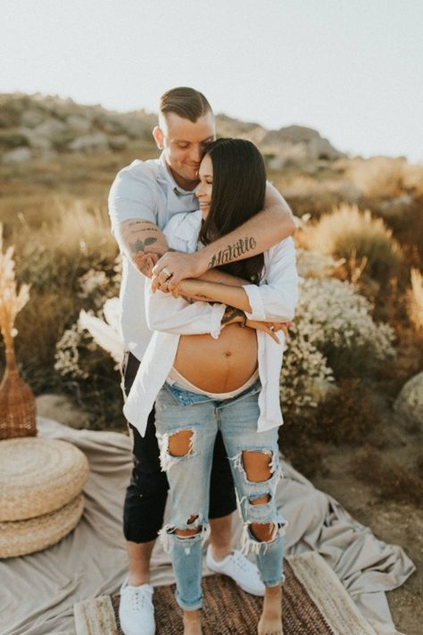 Maternity Photography Casual Outfit, Ripped Jeans Maternity Shoot, Maternity Shoot Denim, Maternity Photo Outfits Summer, Jeans Maternity Shoot, Casual Maternity Shoot, Casual Maternity Pictures, Summer Maternity Pictures, Boho Maternity Photos