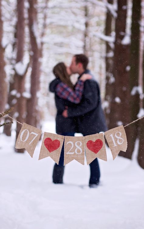 Winter Save The Date Ideas, Winter Wedding Save The Date Ideas, Save The Date Winter Photo Ideas, January Engagement Photos, Winter Save The Date Pictures, Save The Date Ideas Photos, Save The Date Outfit Ideas, Engaged Photos, Christmas Engagement Photos