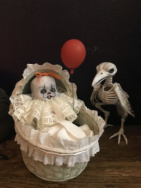 I Refurbish Old Dolls Into Creepy Halloween Decorations Creepy Doll Halloween, Creative Halloween Decorations, Soirée Halloween, Scary Halloween Decorations Diy, Halloween Party Decor Diy, Vintage Porcelain Dolls, Horror Vintage, Image Halloween, Creepy Halloween Decorations