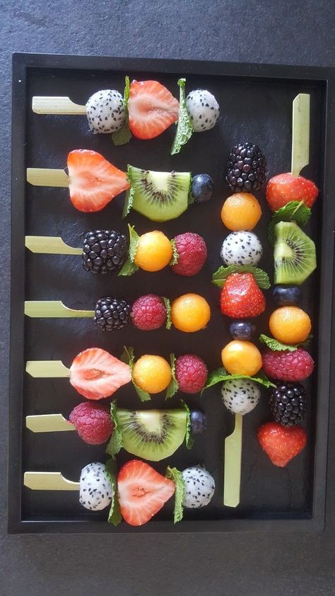 Fruit Brochette, Brunch Sides, Fruit Kebabs, Healthy Lunch Snacks, Fruit Skewers, Amazing Food Decoration, Dessert Aux Fruits, Fruit Serving, Wedding Traditions