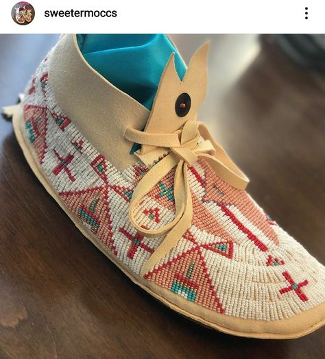 Sioux Designs, Beaded Moccasins Pattern, Beading Shoes, Moccasins Pattern, Native Moccasins, Powwow Beadwork, Powwow Outfits, Baby Moccasin Pattern, Native American Moccasins