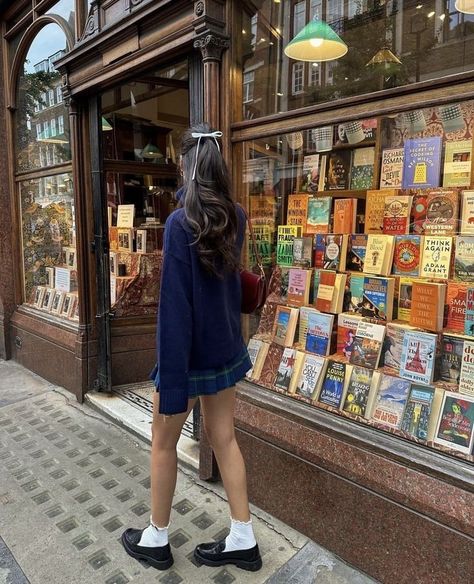 Bookstore Girl Aesthetic, Cute Bookstore, Library Girl, Lingerie Nude, Bookstagram Inspiration, 사진 촬영 포즈, Nerdy Girl, Cool Fits, 2024 Vision