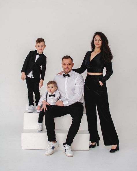 Vogue Style Family Photoshoot, Family Photoshoot Dress Ideas Outfit, Family Photosession Ideas Studio, Family Fashion Photoshoot, Black White Family Photo Outfits, Black And White Family Pictures Studio, Studio Christmas Family Photos, Family Photo Studio Outfits, Black And White Family Pictures Outfits