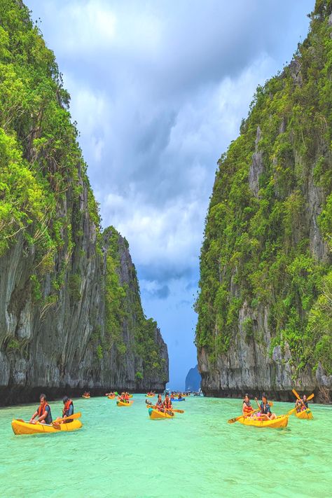 El Nido, Palawan is famous for its beaches and island hopping tours. Kayaking in the Big Lagoon offers stunning views and amazing waters. Big Lagoon El Nido Palawan, El Nido Palawan Aesthetic, Palawan Philippines Aesthetic, Palau Aesthetic, Manila Aesthetic Night, Filipina Aesthetic, Manila Aesthetic, Philippines Aesthetic, Phillipines Travel