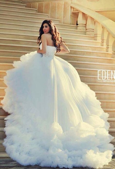 theres my wedding dress. the bottom looks like a cloud Kampot, 2015 Wedding Dresses, A Wedding Dress, White Wedding Dresses, Gorgeous Gowns, Beautiful Wedding Dresses, Ball Gowns Wedding, Ball Gown Wedding Dress, Dream Wedding Dresses