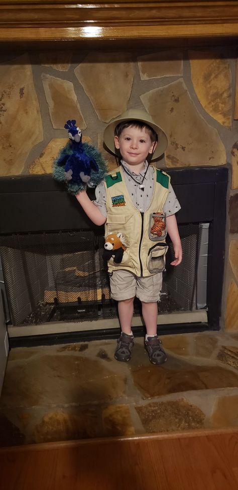 Zoologist zookeeper costume. Spirit Week Career Day! Future Career Day Spirit Week Kids, Zoologist Outfit, Zoologist Costume, Career Day Costumes, Dream Job Dress Up Day School, Dress For Success Spirit Week Kids, Career Day Outfits Spirit Week, Zookeeper Outfit, Zookeeper Costume