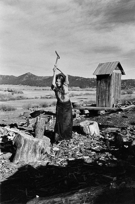 A Well Traveled Woman, Garden Fashion, Into The West, Black And White Photograph, Arte Inspo, Country Garden, Rural Life, Fashion Editorial, Old West