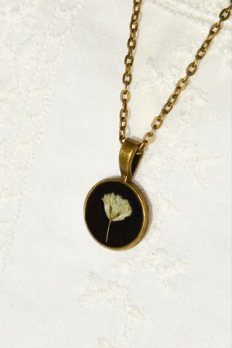 Dry Flower Necklace, Black Resin Jewelry, Flower Resin Necklace, Flower On Black Background, Flower In Resin, Pressed Flower Jewelry, Dried Flower Jewelry, Pressed Flower Crafts, Flower Resin Jewelry