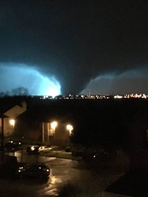 12-26-2015 Unbelievable. Picture of the tornado that has caused significant damage and fatalities in Rowlett, Garland, and Sunnyvale Texas. (Picture credit: birchmencolonizer on Reddit) Texas Tornado, Tornado Pictures, Tornado Alley, Strange Weather, Texas Weather, Storm Chasing, Storm Photography, Wild Weather, Mad Man