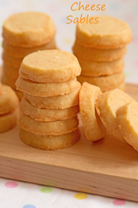 Savory Cookies Recipes, Savoury Cookies, Cheese Wafers, Savory Biscuits, Savory Cookies, Spicy Crackers, Cheese Straws Recipe, Parmesan Crackers, Savoury Crackers