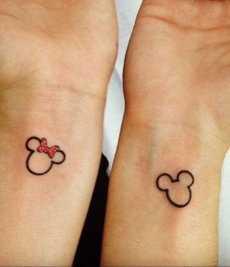 Tatuajes para hacerte con alguien especial Mickey Tattoo, Partner Tattoos, Cute Couple Tattoos, Couple Tattoos Unique, Mouse Tattoos, Couples Tattoo Designs, Muster Tattoos, Disney Tattoo, Matching Couple Tattoos