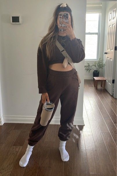 Milena Ciciotti, Pregnant Outfits, Pregnancy Outfits, Hiking Outfit, Fall Outfits, Autumn Fashion, Fashion Inspo, Super Cute, Mirror Selfie