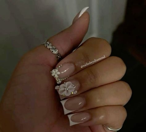 There's a new beauty trend taking over Instagram and it's absolutely stunning. Say hello to "quartz nails". Short Glam Nails Rhinestones, Bling Acrylic Nails Short, White Frenchies Nails, Nail Sunny, Latina Nails, Quartz Nails, Designs For Short Nails, Birthday Inspo, Colored Acrylic Nails