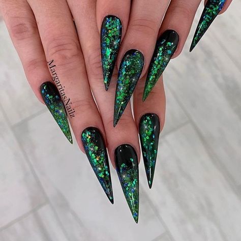 45+ Chic Emerald Green Nails for a Stylish Winter Look 2024 | Valentines Day Nail Bling Stiletto Nails, Nails Emerald, Emerald Green Nails, Emerald Nails, Drag Make-up, Green Acrylic Nails, St Patricks Day Nails, Green Nail Designs, Green Nail