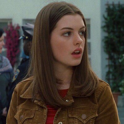 The Princess Diaries (2001) #annhathaway #theprincessdiaries #princessdiaries #annehathaway Princess Diaries, Mia 3, Jolie Photo, Anne Hathaway, Girl Icons, Other People, Hair Inspo, Brown Hair, Pretty People