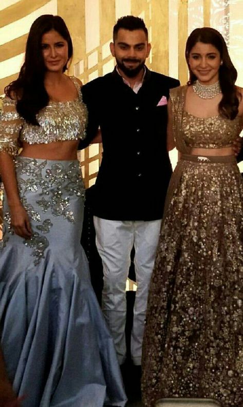 Viranushka wedding reception Mumbai party pic with Katrinakaif Wedding Reception Indian Outfit, Reception Indian Outfit, Wedding Reception Indian, Virat Anushka, Mumbai Party, Party Pic, Desi Wedding Dresses, Celebrity Casual Outfits, Couple Dress