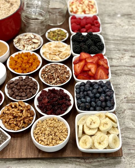 Oatmeal Bar Ideas, Oatmeal Toppings Bar Ideas, Oatmeal Bar For Party, Oatmeal Bar Toppings, Oatmeal Charcuterie Board, Oatmeal Buffet Bar, Breakfast Yogurt Bar, Oatmeal Toppings Bar, Teacher Appreciation Yogurt Bar