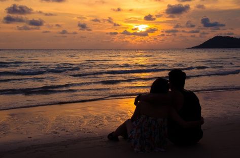 Couple Sitting Together Aesthetic, Couple Sitting On Beach, Summer Love Aesthetic, Sitting On Beach, Young Couples Photography, Beach Silhouette, Couples Beach Photography, Sunset Beach Pictures, Dream Couple