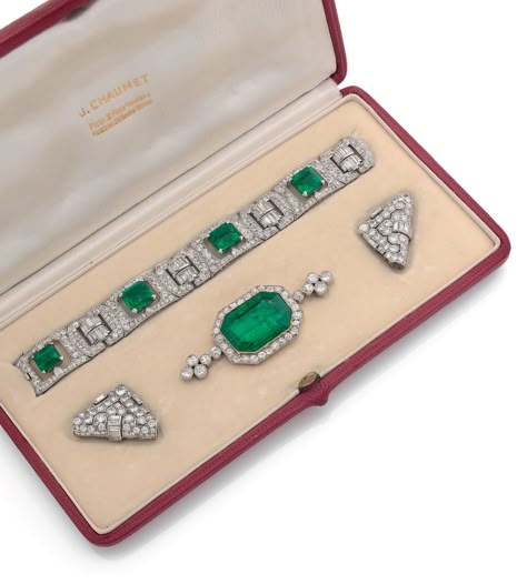 CHAUMET | AN ART DECO PLATINUM, GOLD, EMERALD, AND DIAMOND PARURE, CIRCA 1925. Chaumet Bracelet, Diamond Parure, Diamond Jewerly, Emerald Bracelets, Bijoux Art Deco, Art Deco Jewelry Vintage, Jewelry Inventory, Art Deco Emerald, Emerald Jewellery