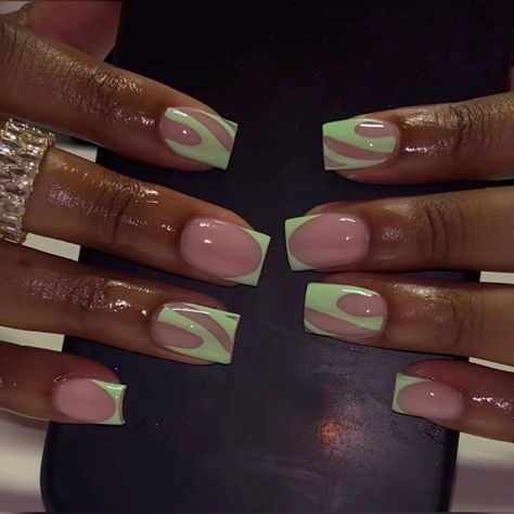 There's a new beauty trend taking over Instagram and it's absolutely stunning. Say hello to "quartz nails". Nail Art Short Nails Green, French Tips Black Women, Short Nails Green, Aka Nails, French Tips Black, Green French Tips, Nail Art Short Nails, Girls Nail Designs, Quartz Nails