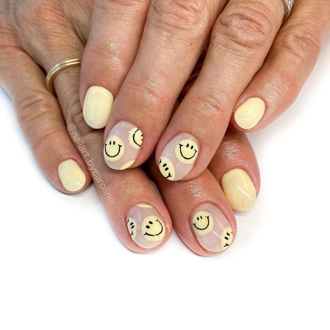 Cute Short Acrylic Nails Smiley Face, Smiley Face Nails, Nail Tricks, Poppin Nails, Face Nails, Girls Nail Designs, Trends Nails, Dip Nail, Cute Simple Nails