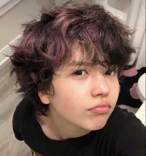 Trans Gender Haircut, Short Choppy Fluffy Hair, Short Haircut Masculine, Masculine Haircut Round Face, Chunky Highlights Pixie Hair, Curly Short Hair Dye Ideas, Masc Alt Haircuts, Alt Guy Haircuts, Alt Masc Hair