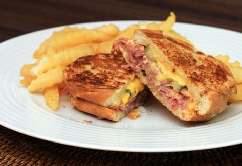 Make a Reuben or Rachel sandwich with corned beef, turkey, or pastrami, along with Swiss cheese, rye bread, sauerkraut, and Russian dressing. Leftover Corned Beef Recipes, Rachel Sandwich, Rye Bread Sandwiches, Reuben Sandwich Recipe, Rye Bread Recipes, Savory Bread Puddings, Cheese Sandwich Recipes, Corned Beef Recipes, Corned Beef Hash