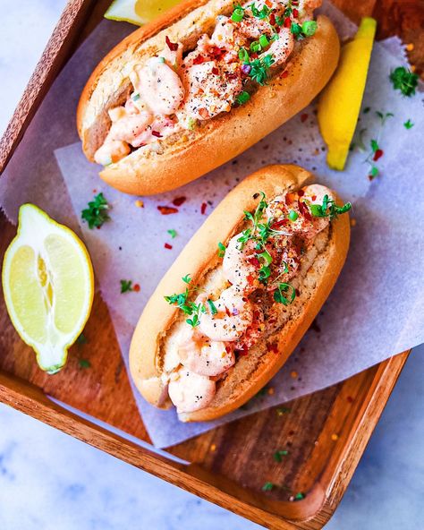 With these warm temperatures, I can imagine that you don’t feel like slaving in the kitchen. This creamy shrimp salad or shrimp rolls are easy to make and in no time on the table! Eat it as a quick meal with a crispy baguette/brioche bun, in a (pasta) salad or serve it with a refreshing drink! Seafood Presentation, Creamy Shrimp Salad, Shrimp Sandwich, Creamy Shrimp, Shrimp Rolls, Brioche Bun, Breaded Shrimp, Brioche Bread, Shrimp Salad