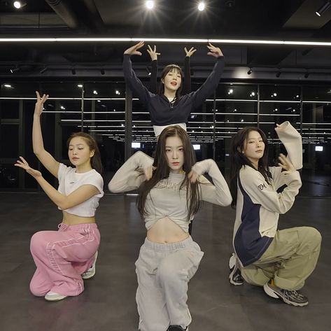 Red Velvet Dance Practice, Trainee Life, Dance Crew Outfits, Kpop Dance Practice, Kpop Dream, Blackpink Dance, Red Velvet Outfits, Kpop Cover, Birthday Dance