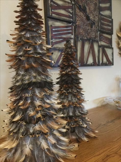 Pheasant Tail Display, Feather Tree Diy, Pheasant Feather Ornaments, Quail Feather Crafts, Chicken Feather Wreath Diy, Turkey Feather Wreath, Duck Feather Crafts, Pheasant Feather Wreath, Chicken Feather Wreath