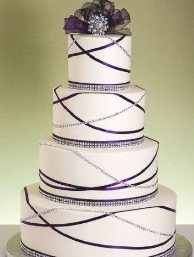 Lila Party, Bling Wedding Cakes, Purple Wedding Cake, Wedding Cakes Elegant, Purple Wedding Cakes, Wedding Cake Pictures, Black Wedding Cakes, Simple Wedding Cake, Modern Wedding Cake