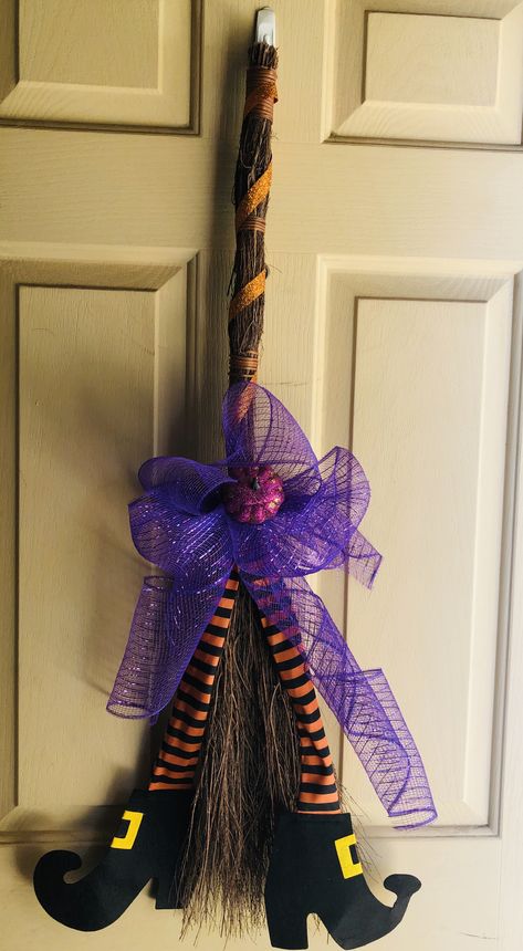 Halloween Witch Legs Decor, Witch Broom Decorating Ideas, Broom Crafts Ideas, Halloween Broomstick Decorations, Witches Broom Decoration, Broom Decorations Ideas, Decorated Brooms, Halloween Decorations Simple, Halloween Witch Legs