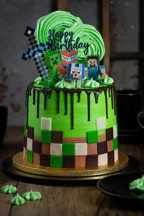 [Beitrag enthält Werbung] Seid ihr vielleicht noch auf der Suche nach der perfekten Torte für den nächsten Kindergeburtstag? Dann ist diese Minecraft Torte genau das Richtige für euch, denn wer braucht schon langweilige Schokoladenkuchen, wenn man sich eine Welt voller Klötzchen und Kreaturen auf den Teller zaubern kann? Also schnappt euch eure Pickaxe und los geht’s! Let’s craft this cake! #minecrafttorte #geburtstag #kindergeburtstag Gamer Birthday Cake, Minecraft Cake Designs, Cake Designs For Boy, 9th Birthday Cake, Minecraft Birthday Cake, Easy Minecraft Cake, Gamer Birthday, Minecraft Birthday Party, Minecraft Cake