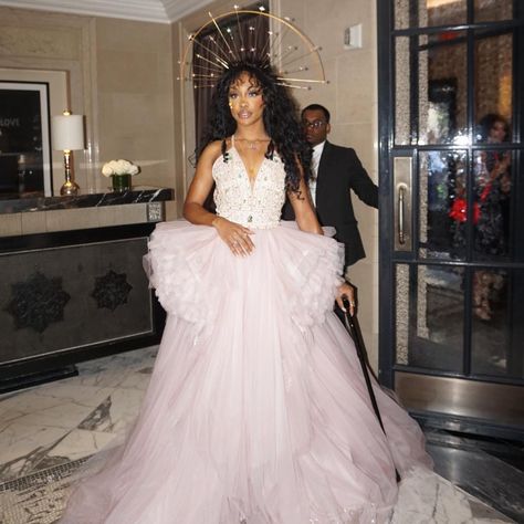 DAILY SZA on Twitter: "SZA in Versace for the 2018 #MetGala… " Sza Met Gala, Costume Ball, Goddess Hairstyles, Gala Dresses, Classy And Fabulous, Celebrity Look, Only Fashion, Couture Collection, Black Is Beautiful