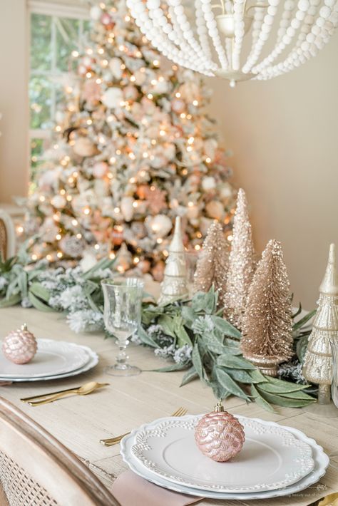 Beautiful Blush Christmas Table Setting Pink Christmas Table Setting, Pink Christmas Table, Blush Christmas, Tablescapes Christmas, Table Decorating Ideas, Christmas Color Palette, Christmas Table Setting, Table Decorating, Rose Gold Christmas