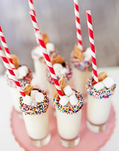 Make Mini Milkshake Shooters for Your Next Party Milkshake Wedding Bar, Mini Bites Party, Easter Dessert Shooters, Milkshake Party Ideas, Milkshake Bar Party, Christmas Shooters, Making Milkshakes, Milkshake Party, Mini Dessert Shooters