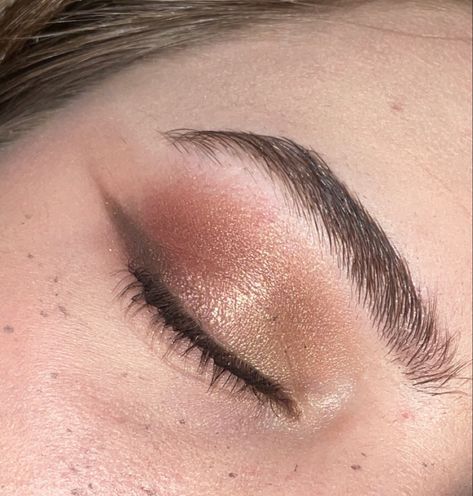 Pretty golden brown winged liner eye look Grad Makeup For Brown Eyes, Brown Winged Eyeliner, Brown Winged Liner, Shadow Wings, Wing Liner, Sparkle Makeup, Brown Liner, Gold Liner, Brown Eyeliner