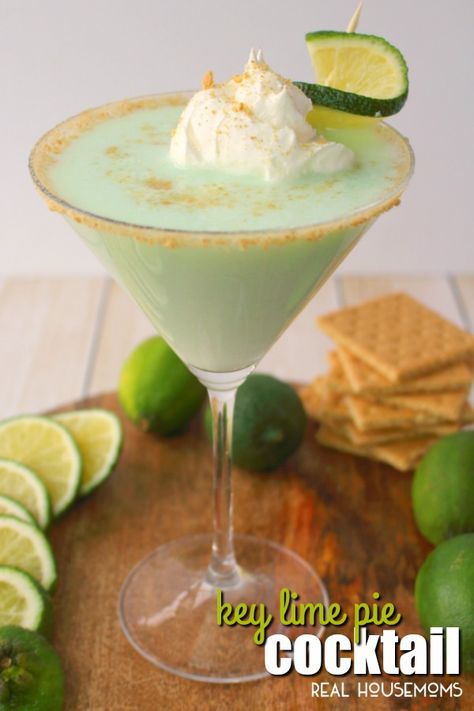 If you love the classic Key Lime Pie dessert, then this cocktail is definitely for you! Made with whipped cream vodka, Rum Chata and a few other goodies, this fantastic Key Lime Pie Cocktail is amazing! Whipped Cream Vodka Recipes, Key Lime Pie Martini, Rumchata Recipes, Liqueur Recipes, Rum Chata, Whipped Vodka, Whipped Cream Vodka, Special Drinks, Rum Cream