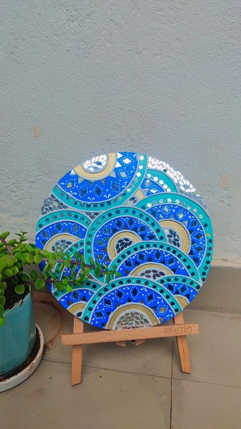 Beautiful wall decoration art work Circle Lippan Art, Lipan Art Mirror Work, Lipan Art, Painted Mirror Art, Art Mirror, Simple Hand Embroidery Patterns, Lippan Art, Clay Wall Art, Mirror Mosaic