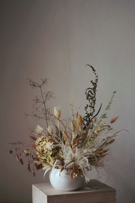 Dried And Fresh Flower Arrangement, Dried Floral Centerpieces, Dry Floral Arrangements, Greenery Arrangements, Fall Flower Arrangements, Flower Installation, Flower Vase Arrangements, Modern Flower Arrangements, Diy Crafts Paper Flowers