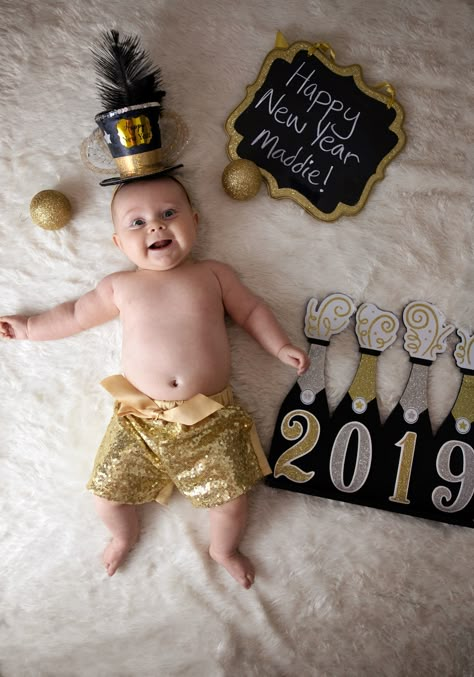 New Year Infant Photoshoot, First New Years Baby Pictures, New Year Baby Photoshoot Ideas, New Year Photoshoot Ideas Baby Photos, New Year Baby Photoshoot, Baby New Years Outfit, Happy New Year Baby, Baby Art Crafts, New Year Photoshoot