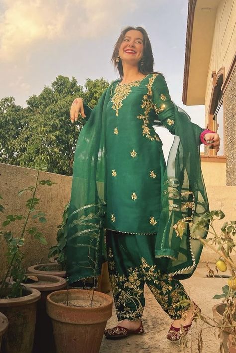 Party Punjabi Suits Indian Weddings, Green Phulkari Dupatta, Suit Embroidery Designs Punjabi, Green Suits Women Indian, Punjabi Suits Designer Boutique Wedding, Green Punjabi Suit, Green Pakistani Suit, Green Salwar Suit, Green Suit Women