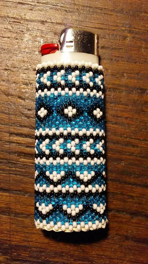 Very cool beaded lighter case! Beaded Lighter Case Patterns Free, Lighter Wrap, Beaded Lighter Case, Beaded Lighter, Bead Bottle, Seed Bead Jewelry Patterns, Beaded Flowers Patterns, Native Beading Patterns, Seed Bead Crafts