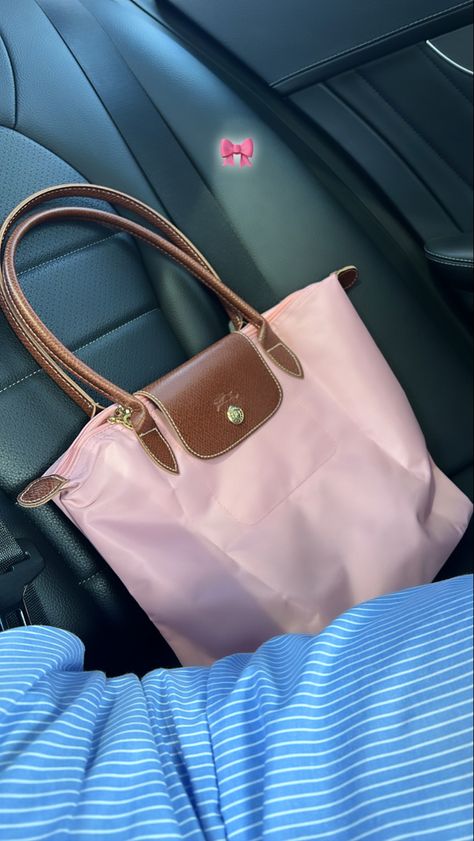 outfit Pink Longchamp Bag Outfit, Long Champ Bag Outfit, Pink Longchamp Bag, Longchamp Aesthetic, Longchamp Bag Outfit, Bags Organization, Long Champ Bag, Bag Longchamp, Long Champ