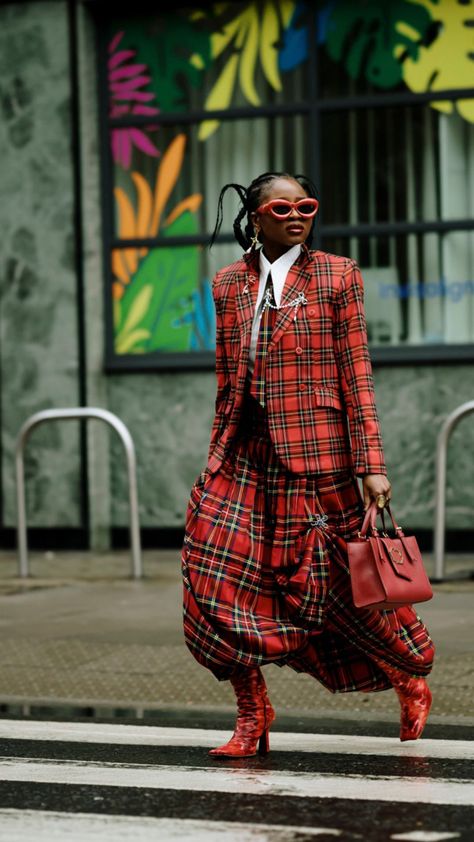 7 Fresh Street Style Trends I Saw Nonstop During London Fashion Week London Fashion Week Street Style Winter, Tartan Outfit, Pastel Witch, Bad Girl Style, Street Style London, Punk Street Style, Print Mixing, High Fashion Runway, London Fashion Week Street Style