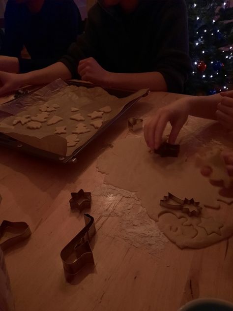 Friend Christmas Aesthetic, Christmas Cookies With Friends, Christmas Birthday Aesthetic, Baking Party Aesthetic, Friends Christmas Party Aesthetic, Baking Christmas Cookies With Friends, Aesthetic Christmas Party, Decorating Christmas Cookies Aesthetic, Baking Christmas Cookies Aesthetic