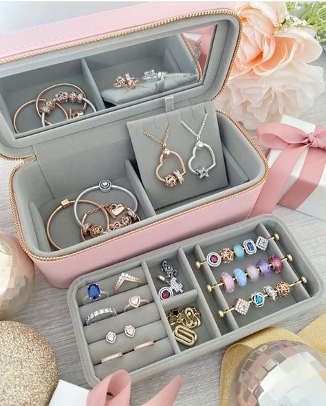 Pandora Jewellery Boxes, Pandora Jewlery, Pandora Jewelry Box, Pandora Bracelet Charms Ideas, Pandora Bracelet Designs, Sparkly Jewelry, Inspirational Bracelets, Pandora Bracelet Charms, Jewelry Organizer Box