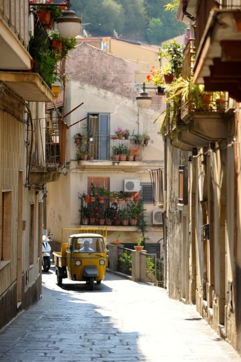 Italian Alley, La Dolce Vita Aesthetic, Italy Balcony, Bari Italy, Italy Vibes, Italy Love, Living In Italy, Bella Bella, Italy Aesthetic